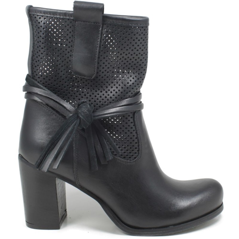 Perforated Low Boots with Heel and laces 'Fiona' - Black