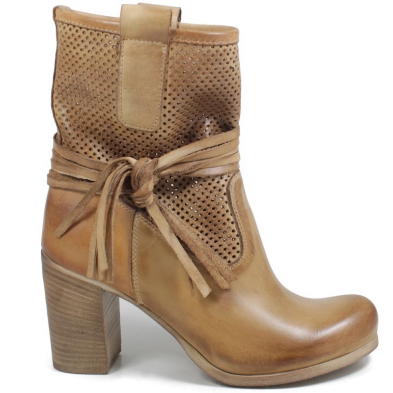 Perforated Low Boots with Heel and laces 'Fiona' - Tan