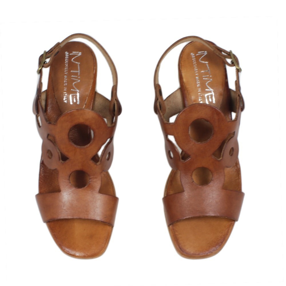 sandali color cuoio tacco medio